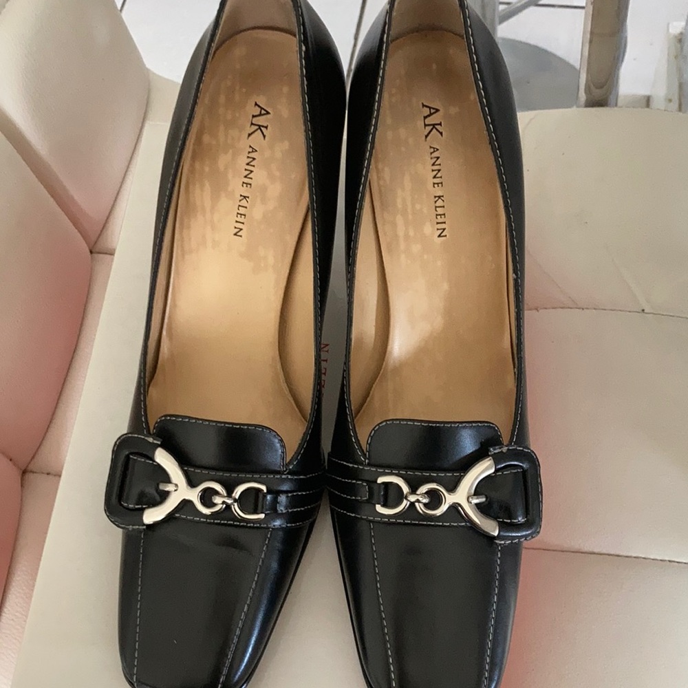 Anne Klein black leather size 81/2 pumps used once.